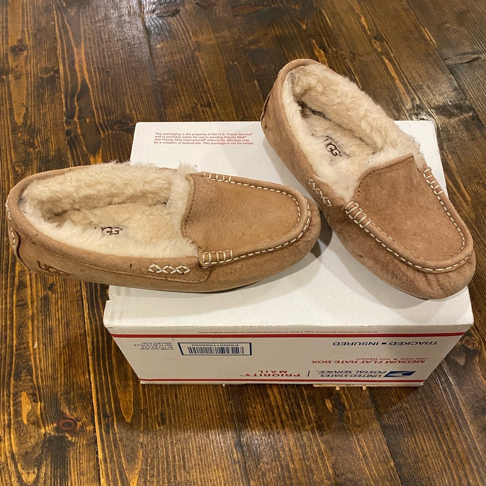 Ugg Moccasins Size 5- GUC - Picture 4 of 6